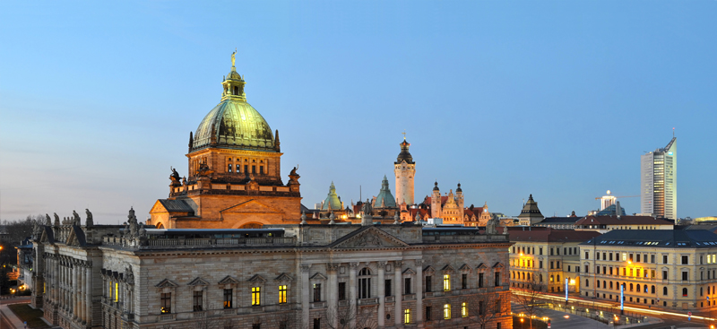 Panorama von Leipzig bei Abenddämmerung